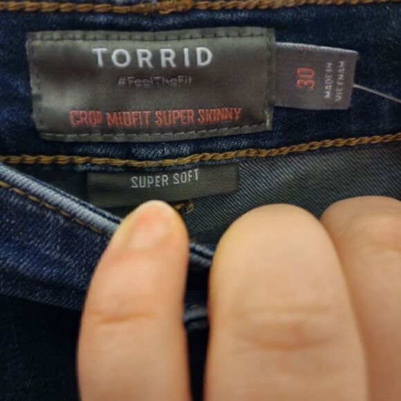 30W Torrid Crop Skinny Fit Mid Rise Jean Super Soft Midfit Blue Denim Stretch NW - Picture 7 of 8